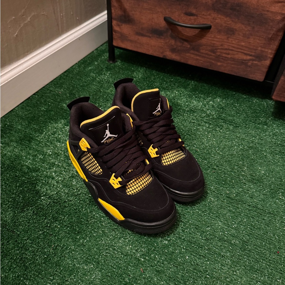 Air Jordan 4 Retro Thunder 2023